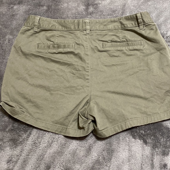 Amazon essentials women shorts size 8 green khaki material great for summer - Picture 3 of 5